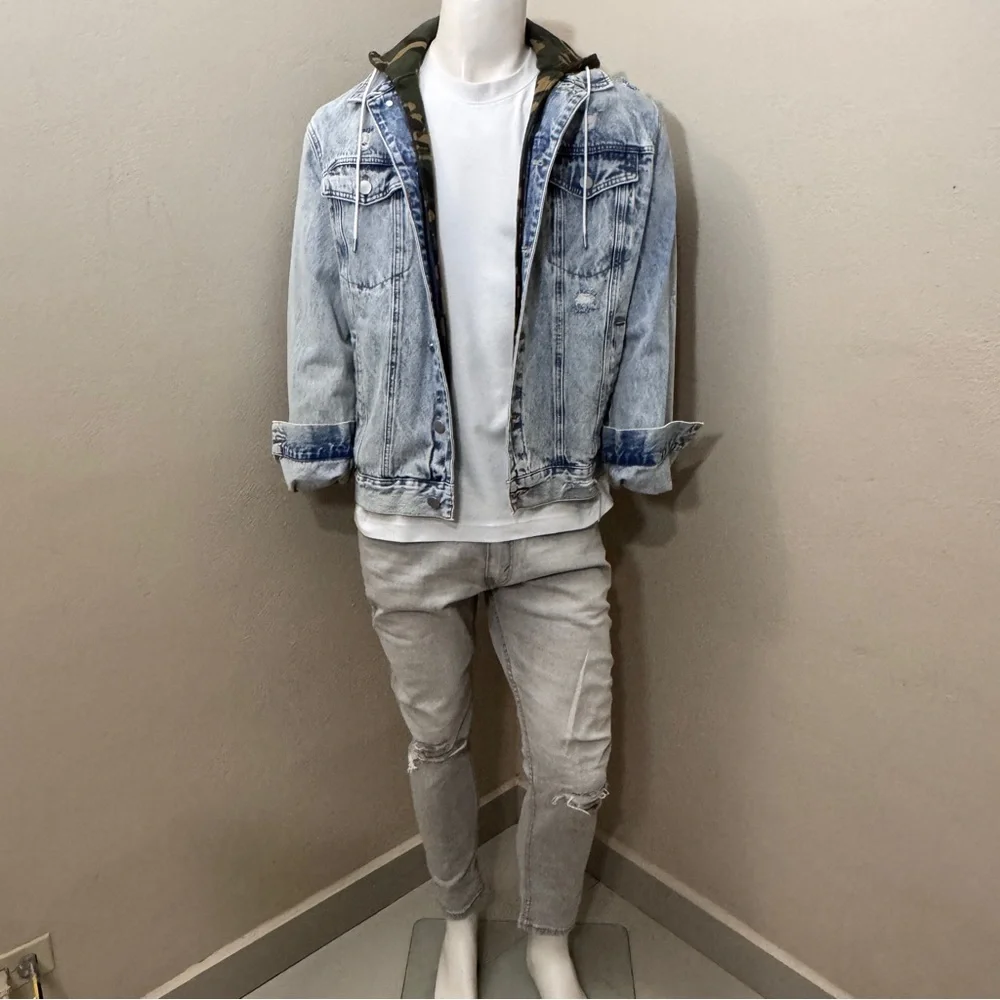 Forever 21 Men’s Light Wash Denim Jacket Camo Hood Size Large Distressed New